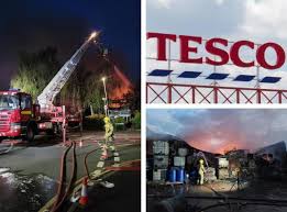 Local people are being warned to avoid the area amid a huge plum of smoke caused by an industrial fire in kidderminster. Gvgxfe5jvbqs8m