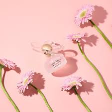 When product arrived it was marc jacobs daisy love eau so sweet but was only 1.6 fl oz. Live In The Sweetness Of The Moment Daisy Love Eau So Sweet From Marc Jacobs Captures The Addictive And Irr Marc Jacobs Perfume Daisy Love Perfume Photography