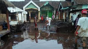 Penduduk berpuas hati terhadap tindakan yang diambil oleh jps dalam membaikpulih sebarang. Seputar Banjir Bandang Bondowoso Ratusan Rumah Terendam Lumpur