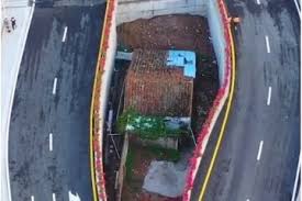 Einen schwarzen und stinkenden job: In China Wurde Eine Grosse Autobahn Um Das Haus Einer Einheimischen Frau Herum Gebaut Die Behorden Konnten Ihr 10 Jahre Lang Nicht Zustimmen Uberalles