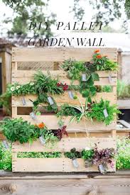 Diy Une Palette Recyclee Pour Un Jardin Vertical Mur Vegetal Palette Idees De Jardinage Jardin Vertical Diy