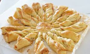 Tarte Soleil Recouvrir Une Pate Feuilletee De Creme Epaisse De Jambon Et De Gruyere Rape La Recouvrir D Une 2eme Pate Tarte Du Soleil Recette Alimentation