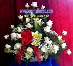 Menghiasi meja dengan bunga artifisial sangatlah bagus bila kita menyesuaikan dengan benar.seperti meja santai, kebanyakan meja santai cenderung kecil atau. Beli Rangkaian Bunga Mawar Putih Rbm019 Emma Florist
