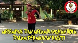 * a.pergantian bebas atau tempat b.pengulangan dalam memukul bola c.lemparan bola mengenai bagian badan lawan d.regu pemukul segera berlari menuju tiang hinggap 24. Pjok Kelas 5 Melempar Dan Melambungkan Bola Dalam Permainan Kasti Youtube