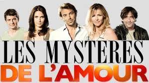 Nicolas annonce la disparition de josé à ses amis. Les Mysteres De L Amour Saison 14