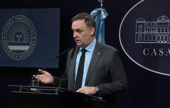 una interpelación a Manuel Adorni
