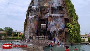 Beberapa air terjun terbentuk di lingkungan pegunungan dimana erosi kerap terjadi. Gratis Tiket Masuk Masyarakat Serbu Wisata Air Terjun Buatan Bojongsari Indramayu Times Indonesia