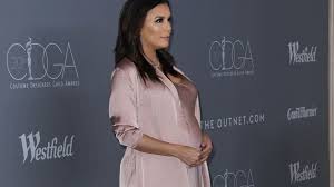 Eva longoria wuchs gemeinsam mit drei geschwistern auf einer ranch in texas auf. Eva Longoria Hat Den Baby Glow Strahlender Auftritt Im Rosa Satinkleid
