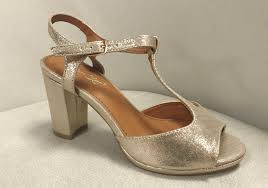 Sandale marron en cuir velours à pompons. Sandales Talon Carre Dorees Sandales Mariage Chaussure Mariage Sandale Talon Carre