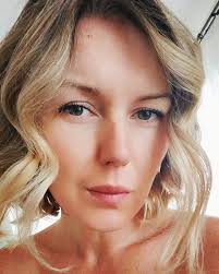 Иногда стоит остановиться и прислушаться к себе. Понять что тебе  действительно хочется в этой жизни. У нас одна жизнь, много путей, много  вариантов развития событий. А в голове всегда будет присутствовать страх.