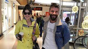 Genç aşıklar pınar deniz ile yiğit kirazcı tatil yaptıkları otelin iskelesinde samimi halde görüntülendi. Pinar Deniz Ve Berk Cankat In Aski Set Disina Tasti Magazin Haberleri