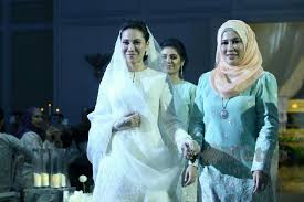 Merupakan anak sulung daripada enam adik beradik. Farah Nabilah Kini Milik Mohammed Amirul