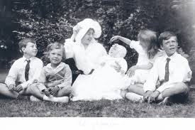 Vid ett besök i leksand ådrog hon sig en svår förkylning som medförde varbildning i käkhålorna. Prinsessan Christina Har Hittat Sin Farmor