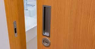 Il est également facile à installer et garantit que votre porte reste en place et se déplace de manière fluide et efficace. Serrure Porte Coulissante Laquelle Choisir Comment L Installer Mesdepanneurs Fr