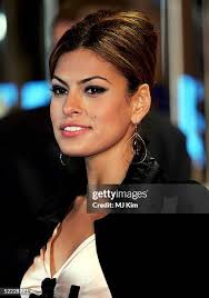 Actress Eva Mendes arrives at the "Hitch" UK premiere at Odeon... News  Photo