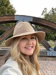 Stefanie Howard (@steffiedhwd)