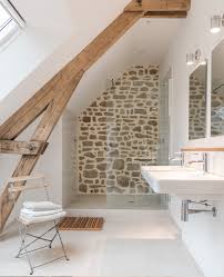 Une Maison Dans Le Bocage Normand A La Decoration Rustique Et Contemporaine Planete Deco A Homes World En 2020 Maison Normande Idee Salle De Bain Decoration Rustique