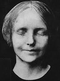 The missing wit(h)ness: Monroe, fascinance and the unguarded intimacy of  being dead