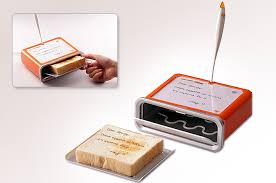 This Is So Awesome Eat Your Words This Toaster By Sasha Tseng Incorporates A Little Message Board Where One Can Write Quick Notes So Coo Menage Miam Idee