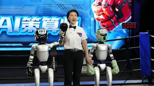 全球首个人形机器人格斗赛落幕：拳打脚踢你来我往就是“大脑”还不好使