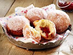 This yeasted cake is a winter dessert featuring dried fruit — currants, raisins and candied lemon peel. Berliner Backen So Geht S Lecker