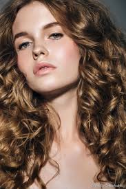 Because wavy, coarse, and thick hair has a spiral shape, the natural oils produced by the scalp take longer to get to the tip than with normal hair and should, therefore, be washed less often. How Can You Give Curly Hair Xxl Volume