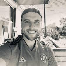 Dewi Roberts (@robaich10)