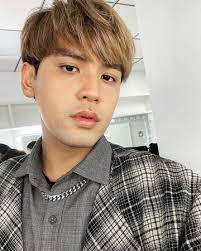 看到這個留言快笑死 突然想到把武肺肺炎變成狼人殺 大概會變成這樣吧： 天黑請閉眼 。 肺炎請睜眼，請選擇一名要感染的玩家 肺炎請閉眼。 預言家請睜眼，請選擇一名想要查驗的玩家 他的身分是：pcr 陽性。 預言家請閉眼 女巫請睜眼，今天確診的人是他，你有一隻疫苗你要用嗎？ Kkrftkycxkxoqm