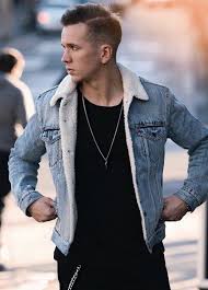 Casual Fall Combo Inspiration With A Light Wash Shearling Lined Jacket Black T Shirt Black Denim Mod Moda Ropa Hombre Estilo De Ropa Hombre Moda Casual Hombre
