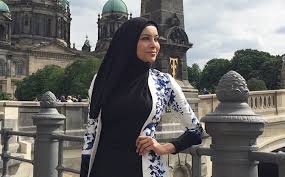 Beliau terkenal menerusi watak azura hanim dalam filem suamiku encik perfect 10 (2015). Raja Ilya Masih Belum Berhijab Kerana Kontrak Berlakon