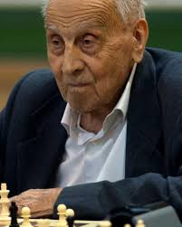 Manuel Álvarez Escudero z Madrytu, znany jako Don Manuel, ma 104 lata i  jest najstarszym aktywnym szachistą na świecie. Od ponad ośmiu dekad gra w  szachy, które dały mu przyjaźnie, radość i