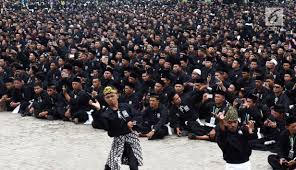 Psht jurus tunggal is usually a movie published at thursday night november 18, 2010 that is usually nearly 7 years, 1 a few months and 7 times from right now. Foto Pecahkan Rekor Muri Ribuan Pesilat Ponorogo Unjuk Kebolehan Regional Liputan6 Com