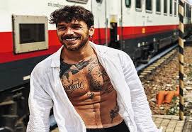 Il sito di davide maggio ha svelato i nomi di quelli che dovrebbero essere i primi 4 concorrenti del grande fratello nip: Andrea Cerioli Al Grande Fratello Vip 2018 Ho Letto Tante Cose Sul Web