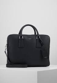 Passionate about music from an early age, he loved to imitate. Sandro Unisex Aktentasche Black Schwarz Zalando De
