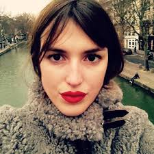 5 Lessons In Wearing Spring S Best Lipsticks From Parisienne Jeanne Damas Spring Lipstick Jeanne Damas French Beauty