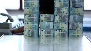 El euro apunta a su mayor caída semanal en meses frente al dólar por la trayectoria fiscal de Francia