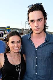 Prise en photo à côté du comédien, fils d'alain delon, lors d'un défilé, elle. Capucine Anav Deux Ans D Amour Avec Alain Fabien Delon
