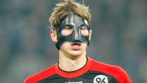 Direkt vor der deutschen fankurve. Der Mann Mit Der Maske Diese Spieler Schutzten Ihren Kopf Und Ihr Gesicht Mit Masken 90min