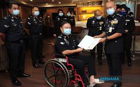 Kes penipuan keldai akaun pihak polis daerah petaling jaya memberi amaran kepada masyarakat jangan terlibat menjadi keldai akaun atau memberi kepada sesiapa. Bernama Hilang Jari Kaki Semangat Koperal Mohd Aizuddin Untuk Berkhidmat Tidak Hilang