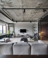 Sessel ergänzen die sitzecke im wohnzimmer perfekt. Loft Stil Wohnzimmer Mit Weissen Ziegel Und Betonwanden Es Gibt Ein Sofa Tische Stuhle Sessel Regale Lautsprecher Fernseher Und Ein Gestell Darunter Lampen Auf Dem Boden Befindet Sich Ein Parkett Und Teppich