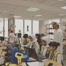 fablab uae on instagram طالبات مدرسة سمية بنت خي اط في ورشة لصناعة روبوت hamdanaward fablabuae robotics ult instagram posts stationary bike instagram