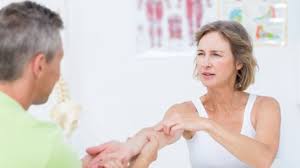 Der tennisarm ist eine relativ häufige erkrankung, die sich durch die überlastung einer bestimmten sehne entwickelt. Wie Wird Ein Tennisarm Behandelt Gesundheitsinformation De