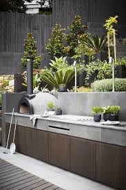 Outdoor Kuche Mit Dahinter Grun Ev Niedriger Und Dafur Krauter Auf Alle Falle Ein Bbc Grill Und Ein Outdoor Bbq Area Outdoor Kitchen Outdoor Kitchen Design