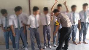 Melainkan ide dan gagasan yang dikembangkan dengan ilmu pengetahuan baru agar sesuai dengan keinginan atau kondisi pasar. Antisipasi Tawuran Dan Narkoba Polisi Razia Dan Geledah Tas Pelajar Di Tanjung Agung Muaraenim Tribun Sumsel