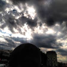 El Cielo De Madrid Siempre Tiene Algo Especial Algo Que Hace Que Cada Visita Sea Unica Caminando Hacia Bumpgree In 2020 Empire State Building Empire State Landmarks