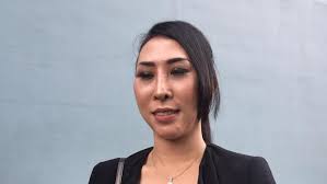 A mysterious young astrologer who proclaims herself to be astrologist mona megistus, and who possesses abilities to match the title. Depresi Rio Reifan Dipenjara Kandungan Henny Mona Bermasalah