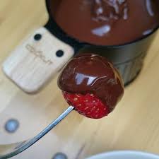 Une Petite Fondue Au Chocolat Testee Chez Cookut Un Mini Appareil Qui Marche Avec Une Bougie Pour 2 3 Personnes Miam 1 Chocolate Fondue Chocolate Food