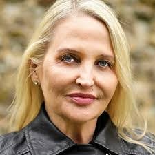 Eva Gray's Instagram, Twitter & Facebook