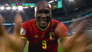 Romelu lukaku, né le 13 mai 1993 à anvers, est un footballeur international belge d'origine congolaise qui évolue au poste d'attaquant à l'inter milan.malgré de nombreuses critiques à l'époque quand ?, lukaku est aujourd'hui considéré comme l'un des meilleurs numéro 9 au monde. Euro 2020 Romelu Lukaku Dedicates Goal To Christian Eriksen As Belgium See Off Russia The Independent