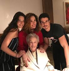 Aos dez anos realizou seus primeiros trabalhos como manequim do costureiro clodovil hernandes. Claudia Raia Celebra Com Os Filhos Os 95 Anos De Sua Mae Quem Quem News